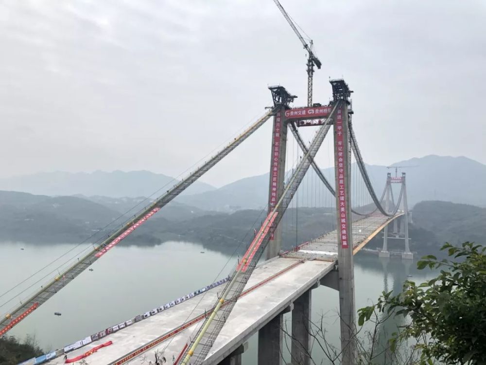 区的交界处 起点在巴南区双河口镇五台村 终点在渝北区洛碛太洪场村