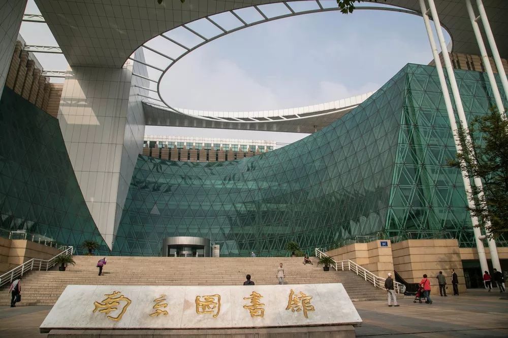 这座中国第三大,亚洲第四大的图书馆,典藏了无数书籍,绕去背后就是