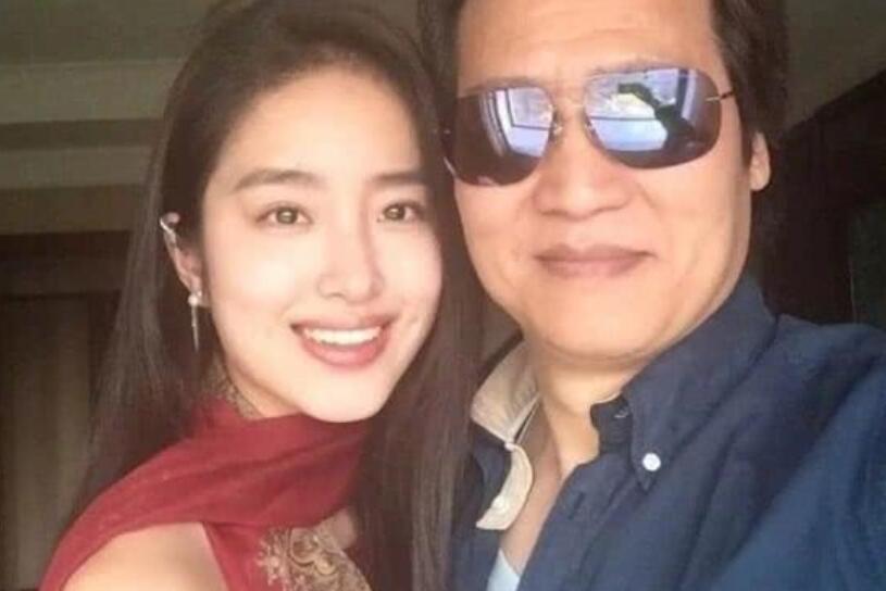 近段时间,关于杨采钰和陈金飞领证的事闹得沸沸扬扬,这个事件中的女