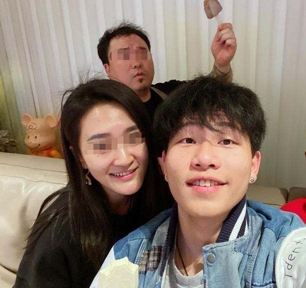 随着陈尊佑曝光次数越来越多,网友们发现,陈尊佑的五官有点撞脸周迅的