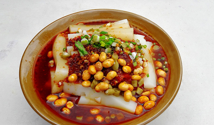 是街边凉拌小吃,它是家庭聚会必备的菜肴之一,它就是贵州"思南米豆腐"