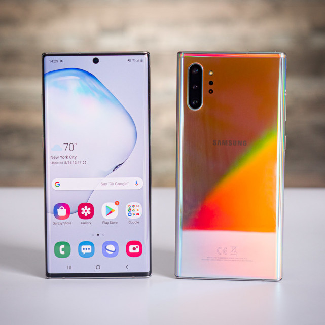 背面的设计也依然和去年的三星note10相似.只不