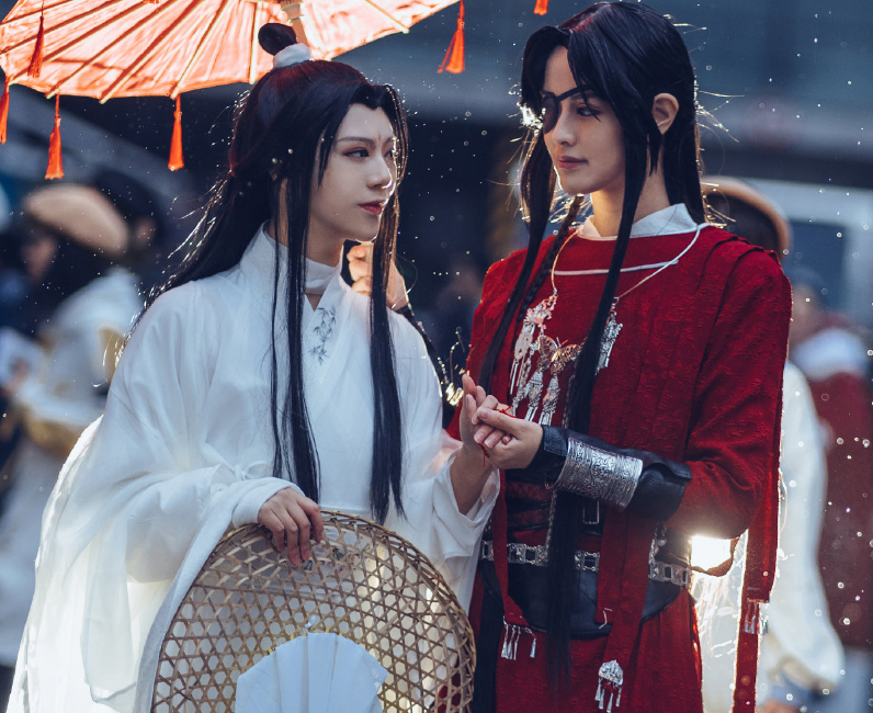 真人cos《天官赐福》,花城单膝下跪瞬间画面太美,全场