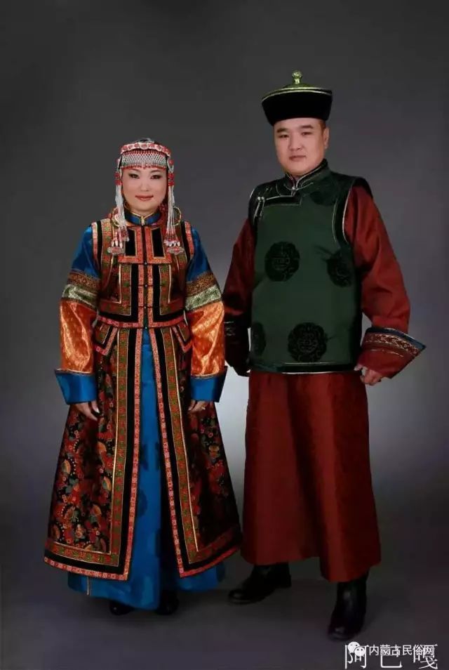 在继承了古代北方游牧民族传统服饰的基础上,今天的蒙古族服饰与现代