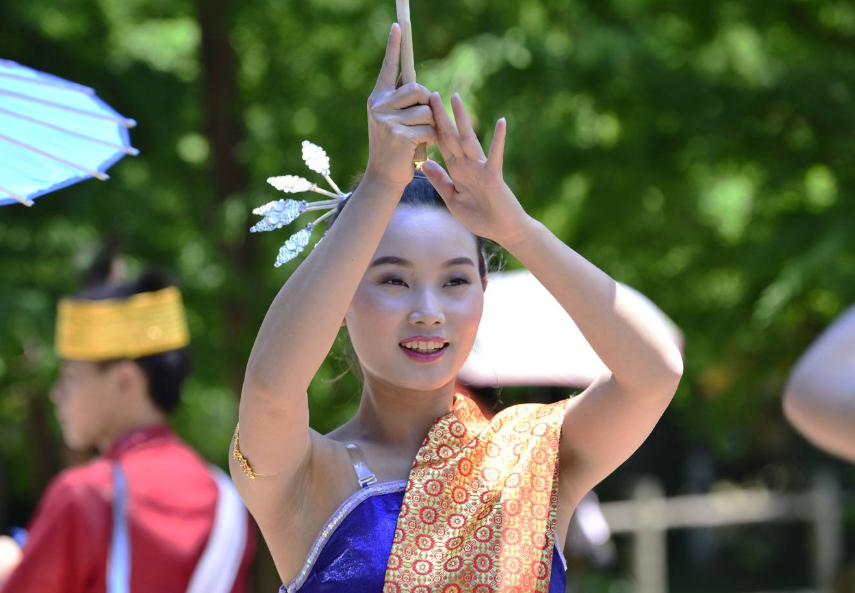 云南勐混的田畴间,曼妙的傣族少女,插头上的塑料花也飘出芬芳?