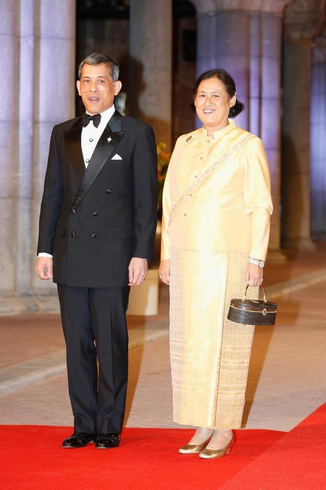 泰国诗琳通公主总算换发型了!穿一身粉竟有少女心,不嫁人太霸气