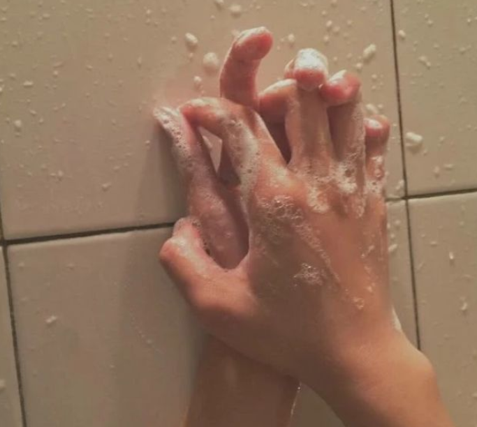 女生洗澡时若偏爱这