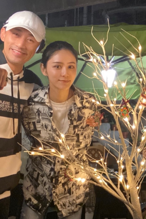 林峰晒与女友合照,张馨月宽松打扮巧遮身材,二人同框