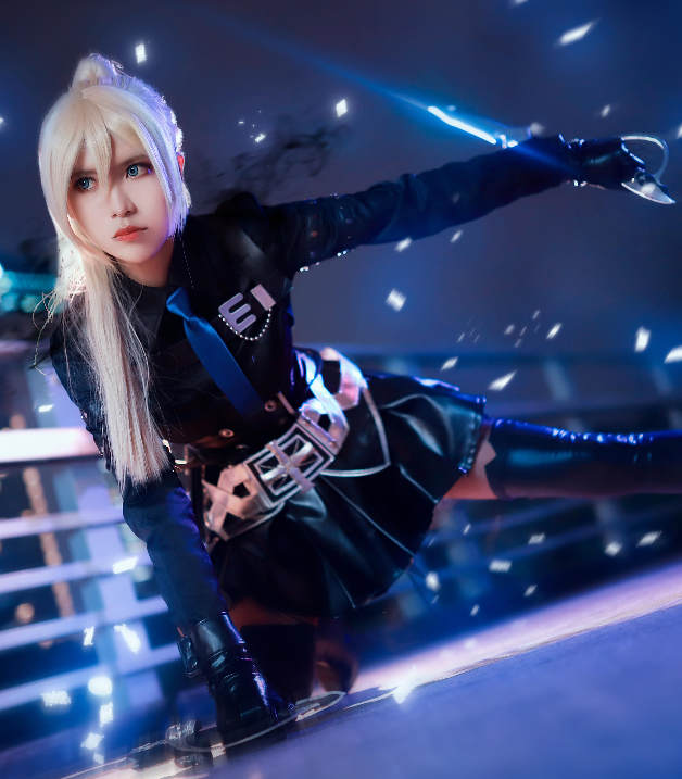 《枪神纪》黑夜使者cosplay,黑色皮衣的小姐姐冷峻帅气