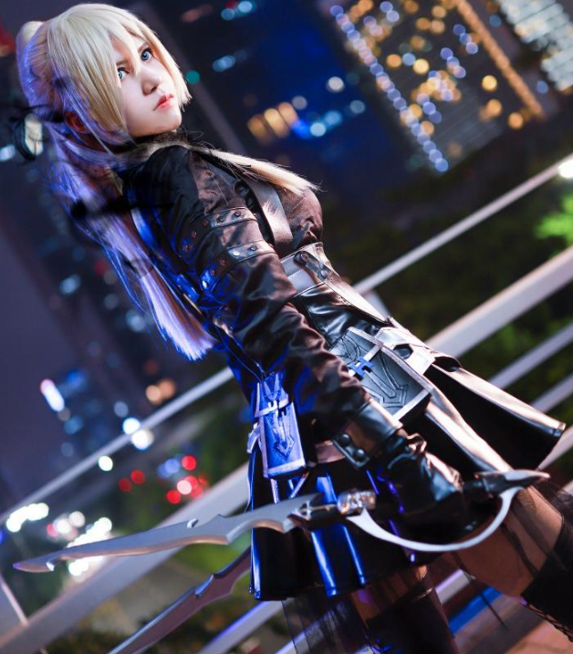 《枪神纪》黑夜使者cosplay,黑色皮衣的小姐姐冷峻帅气
