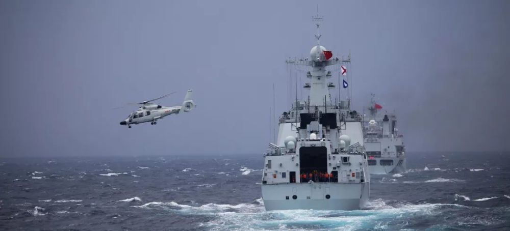 在亚丁湾保驾护航的衡阳舰