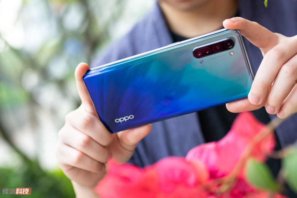 oppo reno3 蓝色星夜图赏:集成式双模 5g,性能更强大