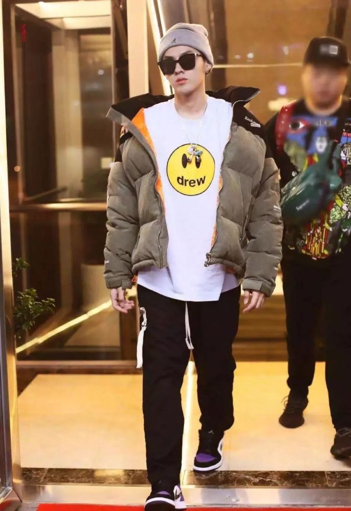 今年流行"齐臀"羽绒,看吴亦凡李现就知道