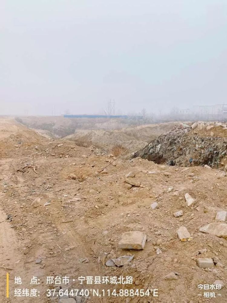 12月9日,蓝天保卫战强化监督工作组现场检查发现,该工地大量土堆露天