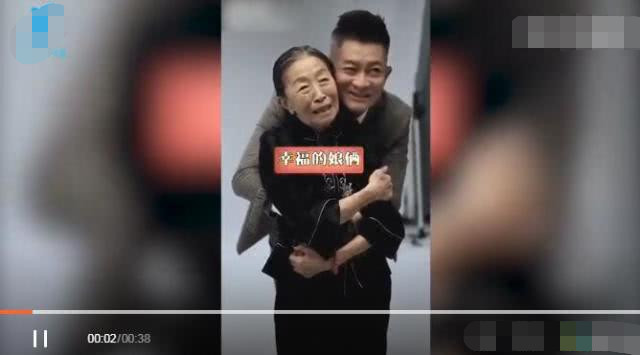 "丑娘"张少华和干儿子拍写真,画面温馨母子情深,比亲儿子还亲