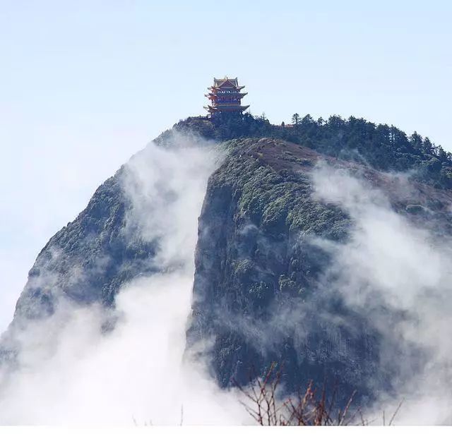 峨眉山有四绝:日出,云海,佛光,圣灯,这足以成为来峨眉山的最大理由