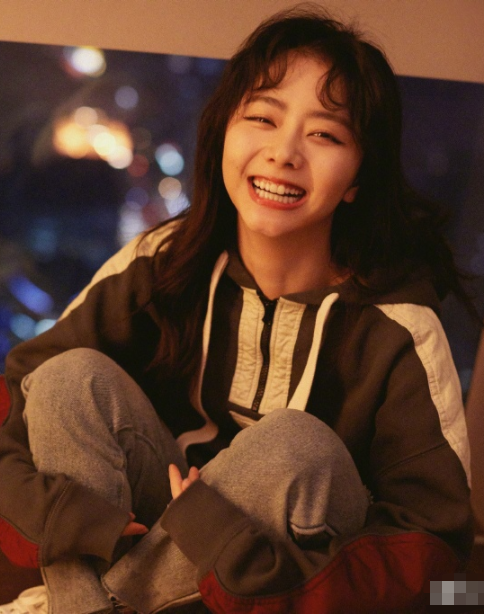一个高冷十足一个笑容可掬,心动的感觉 谭松韵是一位出道多年的女星