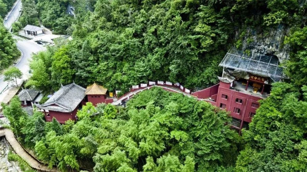 在梁平区虎城镇,背靠百里竹海,面对虎城猫儿寨,山上竹树葱茏,山下溪流