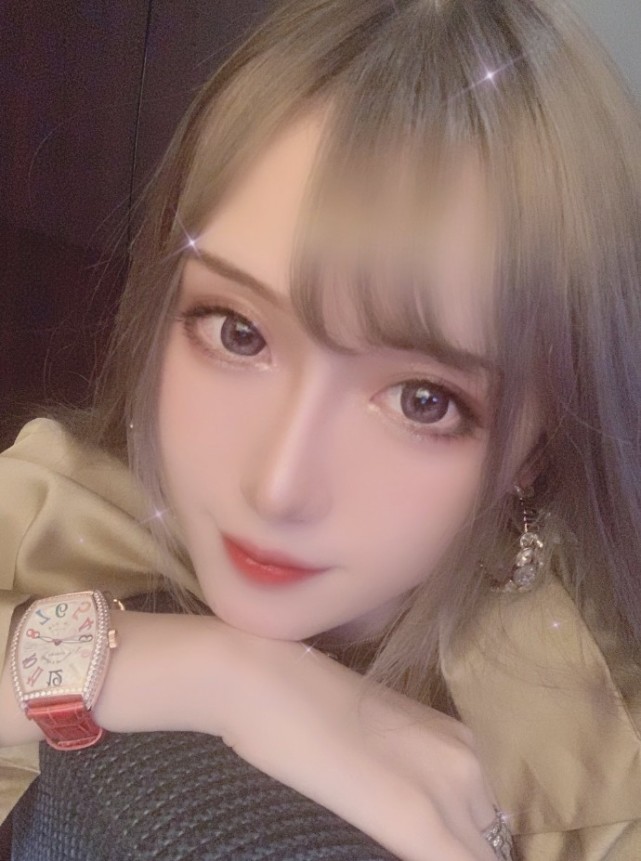 腐团儿首次尝试"毒液袜",看她穿出的透光腿,怕是网红里最细的