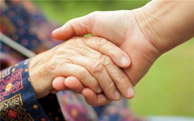 手抖，杯子都拿不稳，她是怎么好的？