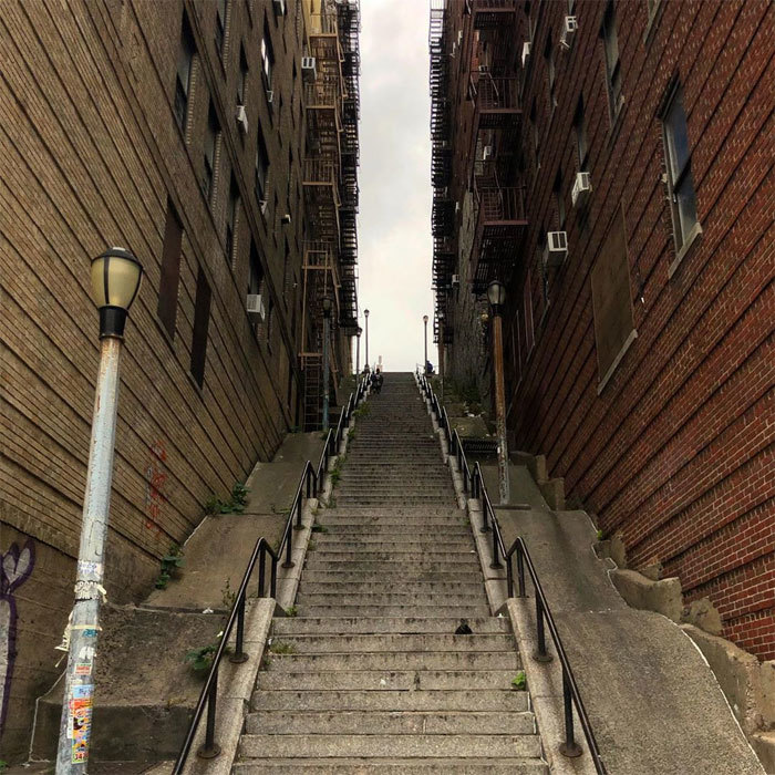 电影的魅力!纽约的"小丑"楼梯成了旅游胜地,大波游客争相打卡