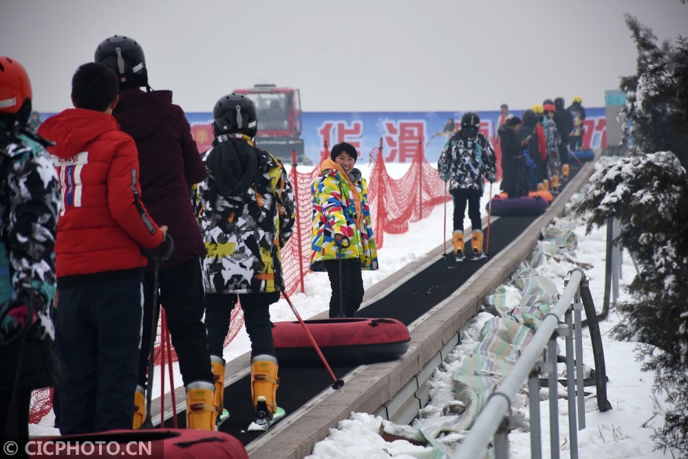 在河北省邢台市南和嘉年华滑雪场,一些残疾人冰雪运动爱好者准备滑雪.