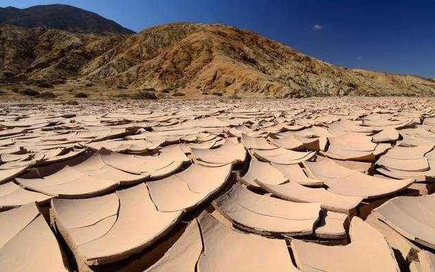 这片荒芜的沙漠住着100万人,300年才下一场雨,人们如何生存?