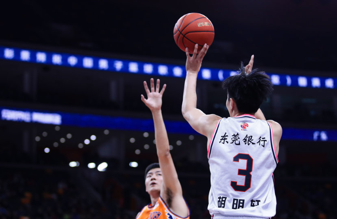 场均9分进全明星首发惹争议胡明轩表现真比吴前孙铭徽好
