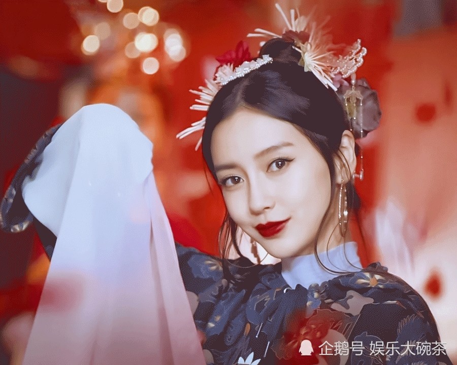 被杨颖的古风造型美到了,红唇惊艳水袖舞动,尽显古典浪漫