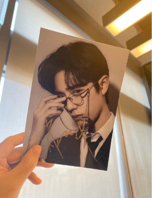 刘涛帮工作人员要肖战签名!网友问涛姐还招人么?