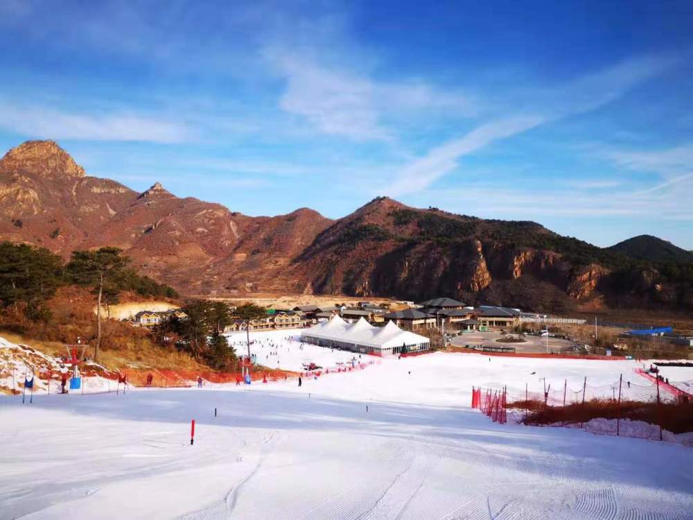 位于祖山景区附近的天女小镇,以《山海经》为文化底蕴,依山傍水,群山