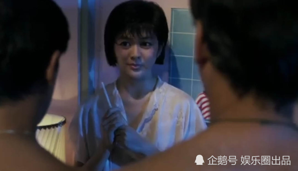 关之琳在电影《夏日福星》中饰演王依青,其实王依青这个角色并算不上