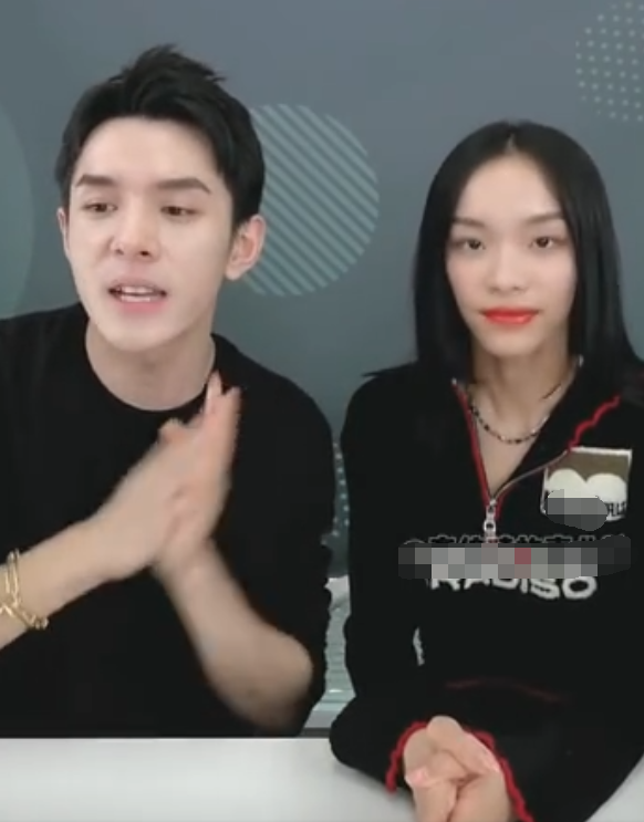李佳琦妹妹亲临直播间,兄妹俩长的太像,仿佛女版"李佳