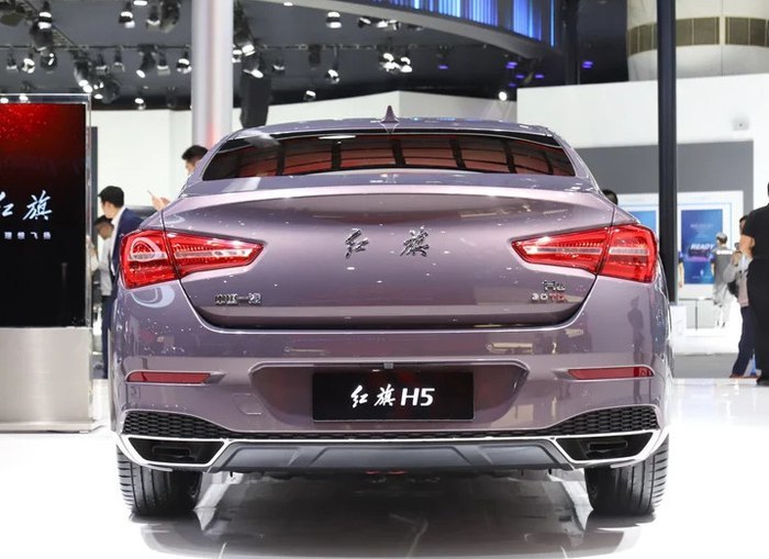 尾部独特汉字车标logo,红旗h5搭载1.8t涡轮增压发动机