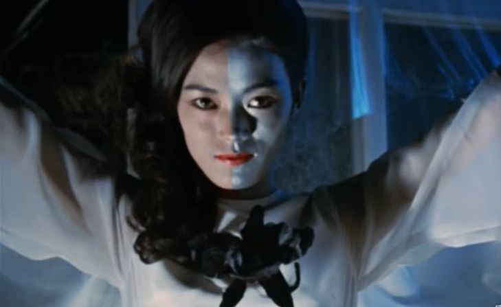 《午夜消失的女人》中,来自死亡之星的安特拉星人,化身白衣女鬼上街
