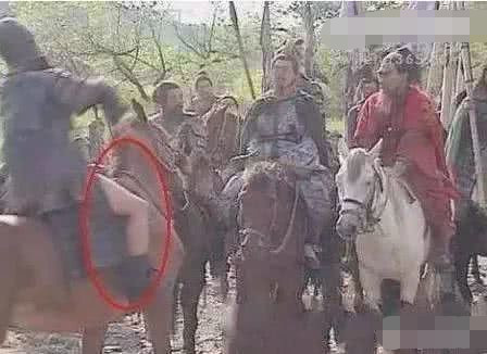 小孩不能看的穿帮镜头:李溪芮的衣服不算啥,小兵露大腿太尬了吧?