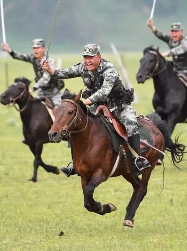 海拔4200米康巴世族首位骑兵战将策马扬刀