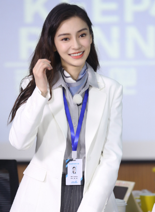杨颖清新唯美节目照,身着干练白色西装,女神风采尽显