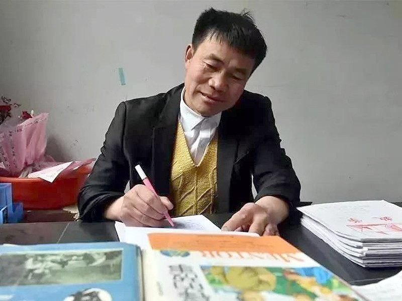 当张玉滚从前任教师手中接过它时,他明白了自己肩上的重担.