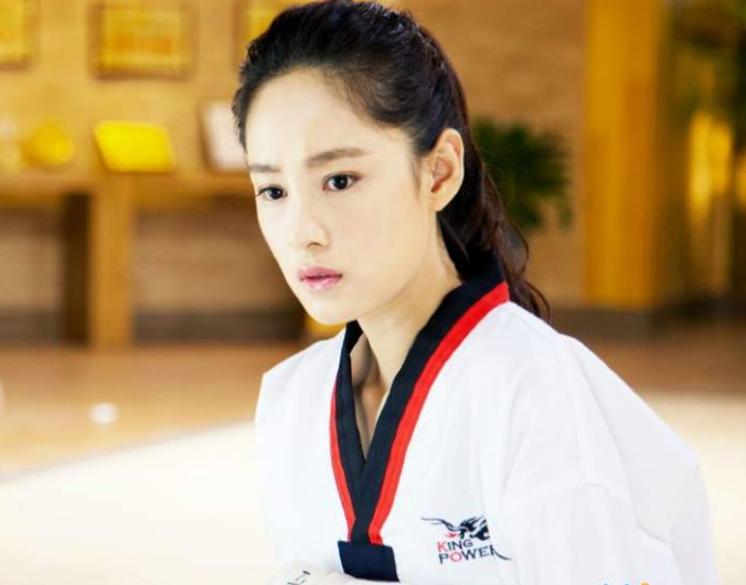 她是《旋风少女》里的方婷宜,如今戴上眼镜的她,美