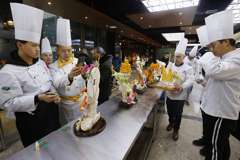 安徽黄山食品雕刻大赛上厨师精湛技艺拼刀工