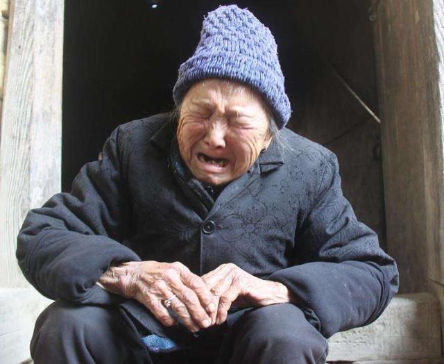 一个农村老人的凄凉晚年:"我90岁了,不怕死,怕活着拖累儿孙"