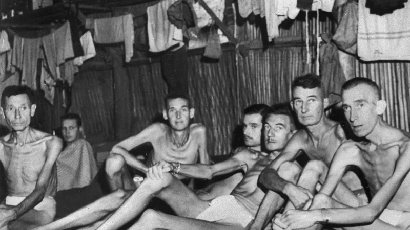 这张二战幸存战俘的老照片,为何那么著名?报纸放大你就懂了