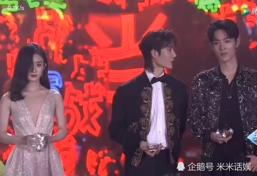 与赵丽颖同台,王一博为避嫌不停找肖战说话,隔了快一人的距离