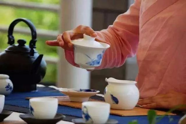 喝茶只有两个动作—拿起和放下.