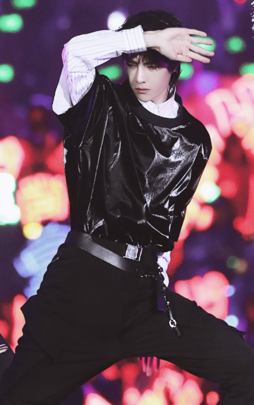 王一博舞蹈solo也刚了吧?蛮腰抢镜表情太燃炸!