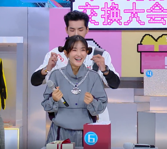 谢娜拿到吴亦凡全球唯一的项链,当凡凡拿出娜姐的礼物,开心不起来