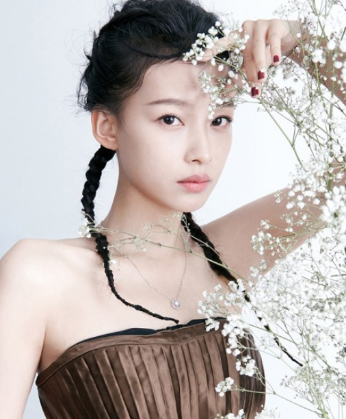 孙怡清新写真,演绎着不同服装的魅力气质