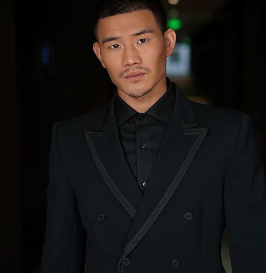 "嘎子"谢孟伟罕晒娃,夹起儿子就走太粗暴,2岁儿子和爹
