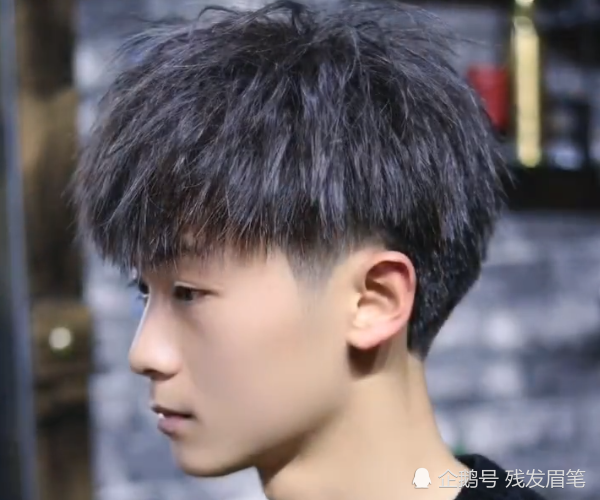 小伙换了款个性烟花烫发后,瞬间变成一位高冷的美男子,女生:真是有点